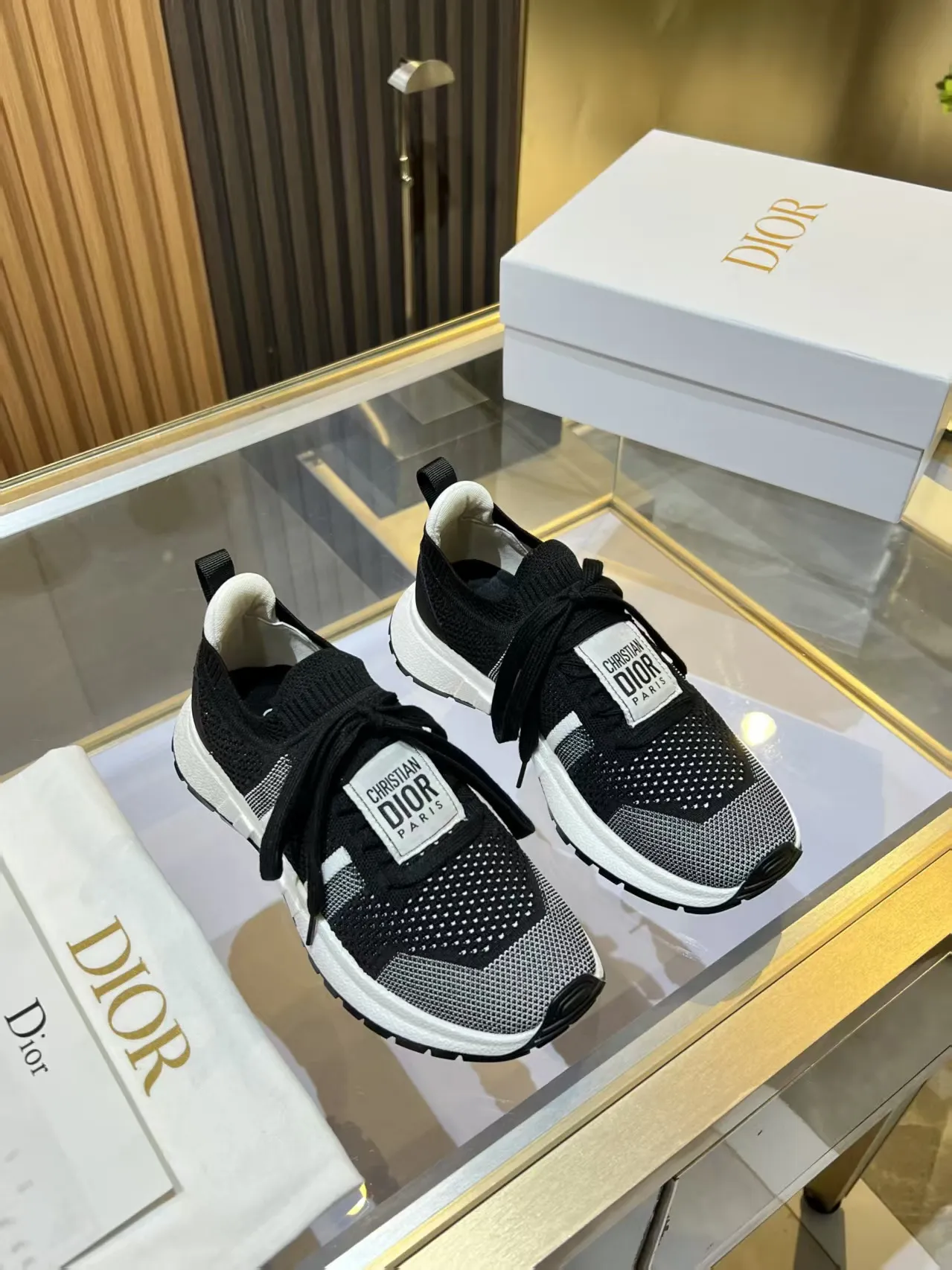 👟👟Ex-factory price 460👟👟 DIOR CHRONO Dior's new high-version, casual, business, all-in-one sports shoes. Simple and super versatile. The upper is equipped with a Logo cloth label. The upper is perfect and luxurious, and can be matched with any spring, summer, autumn and winter clothing. The upper foot is even more comfortable! The original material is disassembled and reproduced perfectly. The fly-woven upper is breathable and comfortable. The original super lightweight TPU absorbent film anti-slip outsole. Unique. Full of details. Fine workmanship. Worth owning. Equipped with original packaging at the counter. 3 colors available SIZE: 35--40 (41 can be customized)